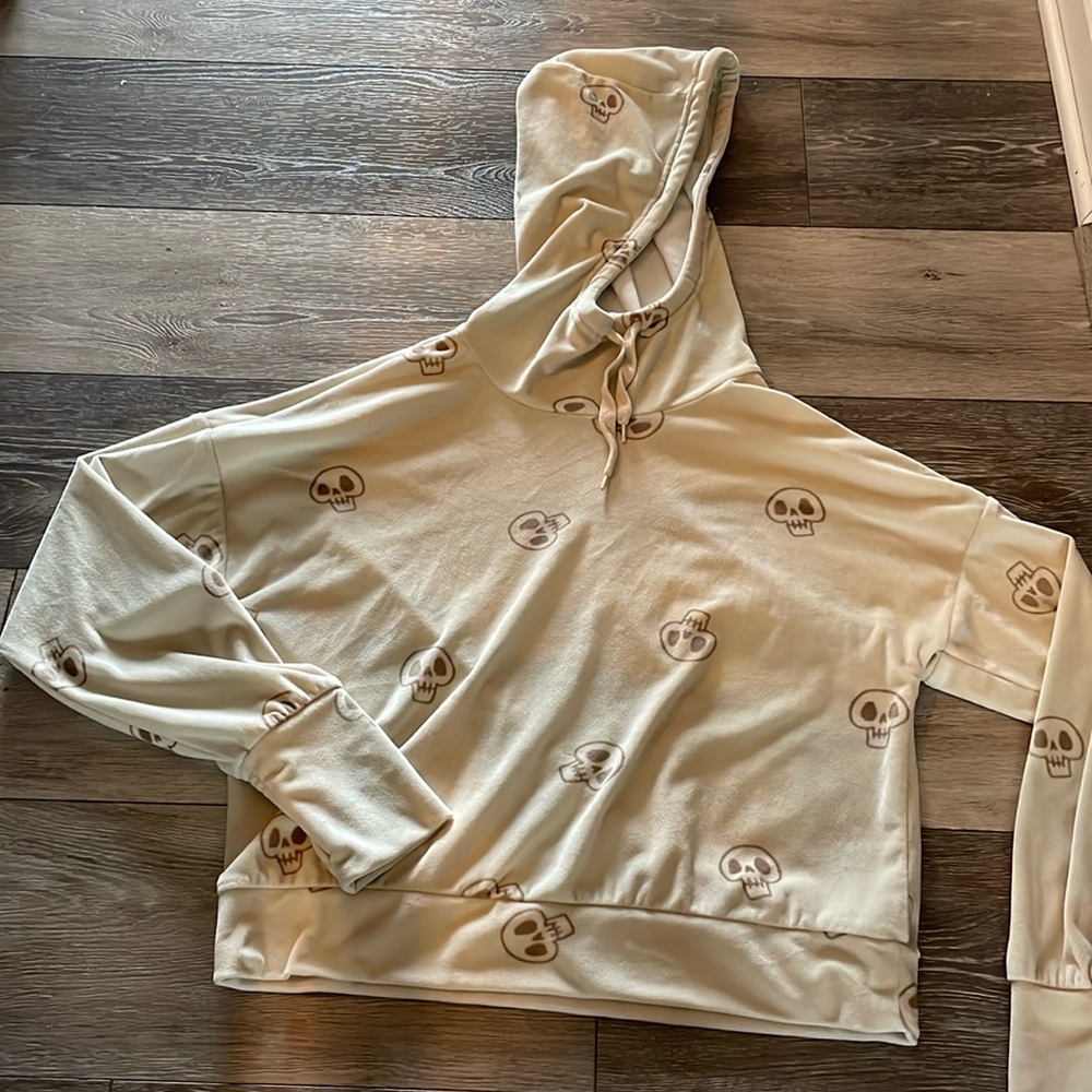 Versona size small skull hoodie